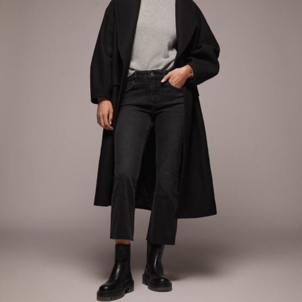 Zara Mid Rise Cropped Flare Black Jeans. Size US 2